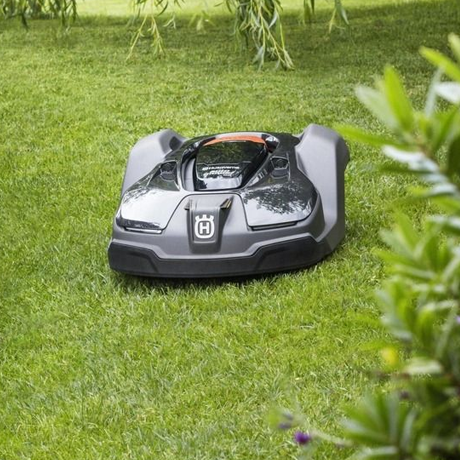Robotmaaier op een strak gemaaid gazon